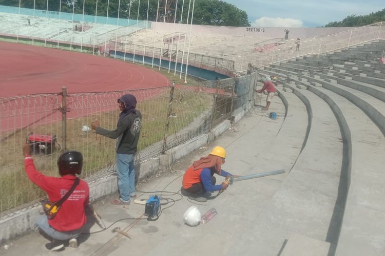 Sejumlah orang sedang memperbaiki pagar Gelora Delta Sidoarjo seusai rusak karena aksi kekecewaan suporter Persebaya Surabaya terhadap tim pada pekan ke-10 Liga 1 2022-2023.