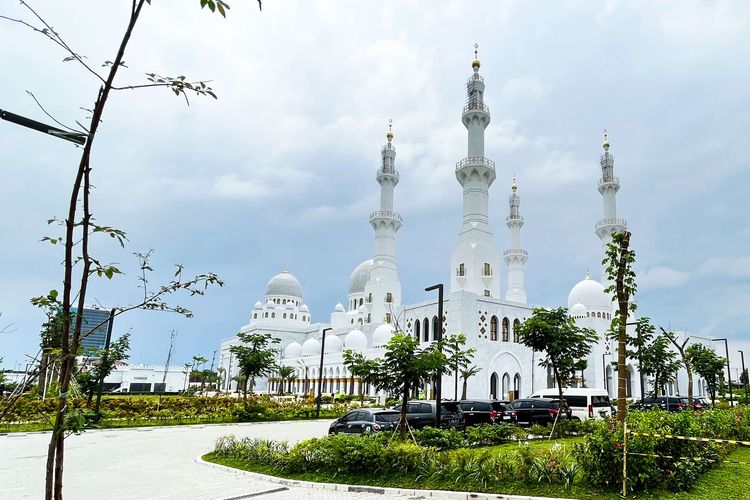 Eksterior Masjid Raya Sheikh Zayed, Gilingan, Kecamatan Banjarsari, Kota Solo, Selasa (28/2/2023). Masjid yang merupakan hibah dari Putra Mahkota UEA Sheikh Mohammed bin Zayed Al Nahyan ini, sudah diresmikan dan dibuka untuk umum.