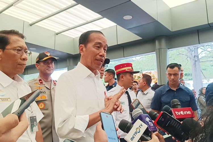 Presiden Joko Widodo memberikan keterangan pers usai meninjau arus mudik di Stasiun Pasar Senen, Senin (8/4/2024).