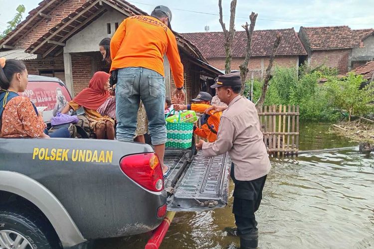 Polres Kudus mengevakuasi warga terdampak banjir di Kabupaten Kudus, Jawa Tengah, Minggu (17/3/2024).