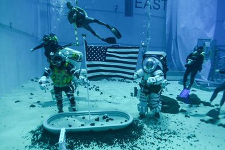 Suasana latihan astronot di bawah permukaan air dalam persiapan pendaratan perempuan pertama di bulan. Foto diunggah di akun NASA Johnson pada 23 September 2020. 