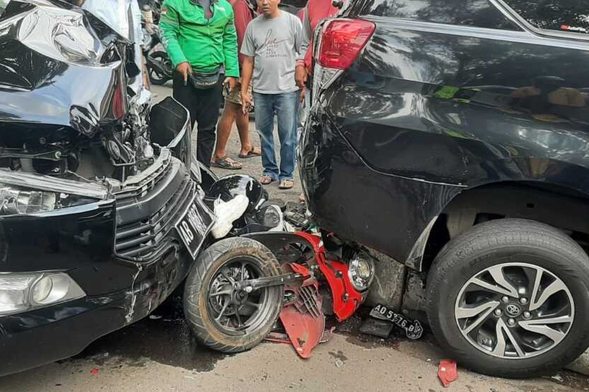 Kecelakaan lalu lintas beruntun melibatkan empat kendaraan dan satu gerobak es potong terjadi di Kota Solo, Jawa Tengah.