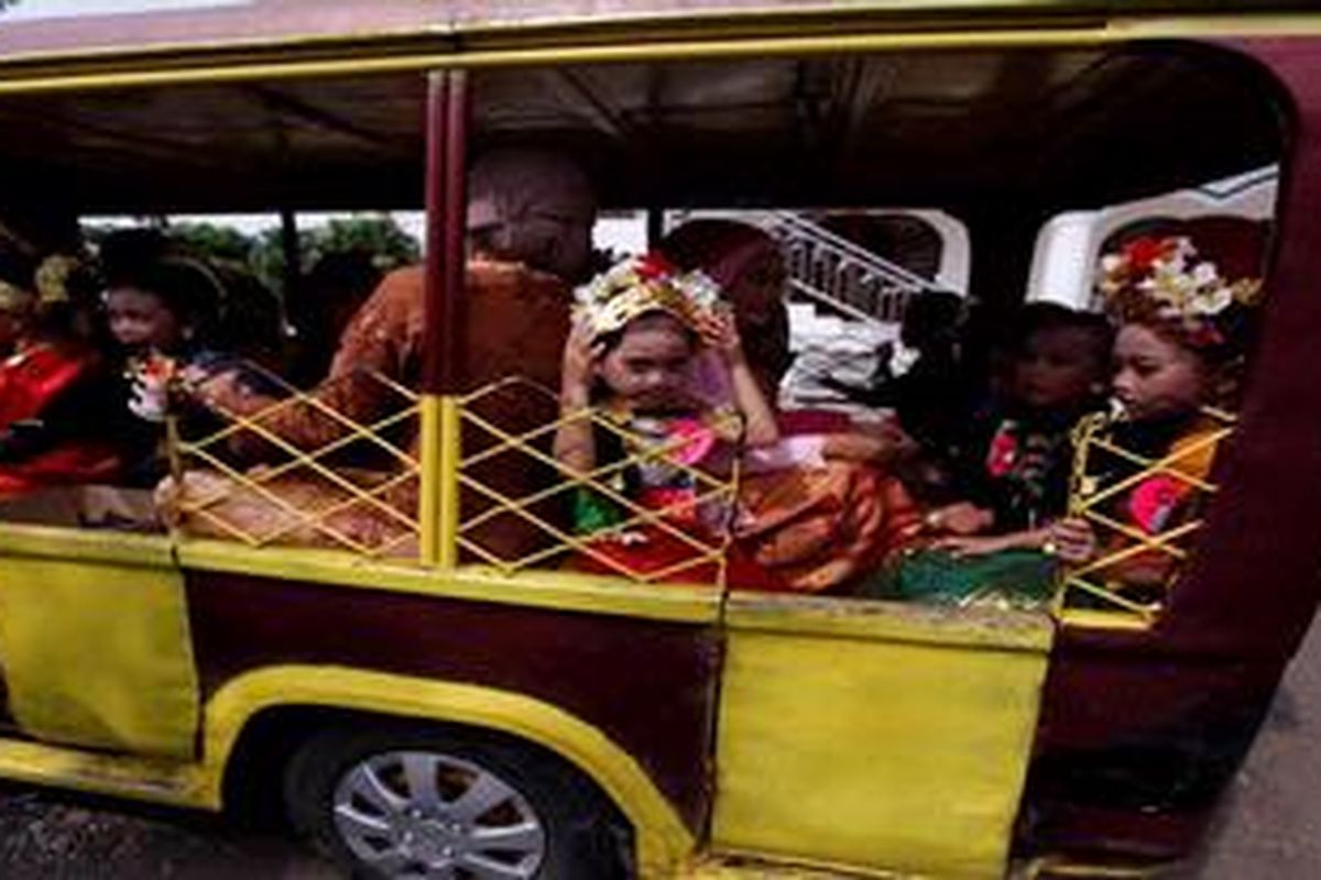 Siswa Taman Kanak-kanak Islam Az-Zahra, Larangan, Kota Tangerang, Banten menaiki mobil odong-odong seusai mengikuti peragaan busana di sekolahnya, Kamis (18/4/2013). Kegiatan peragaan busana daerah tersebut untuk menyambut hari Kartini yang diperingati setiap tanggal 21 April. 

