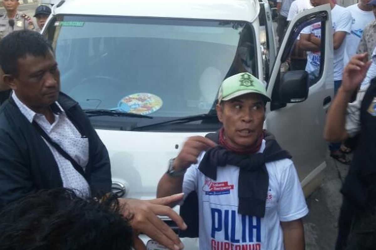 Panwaslu Jakarta Utara mengamankan kaus Pilih Gubernur Muslim dengan logo Anies Baswedan-Sandiaga Uno yang dibagikan di Tanjung Priok, Jakarta Utara, pada Kamis (13/4/2017) sore.