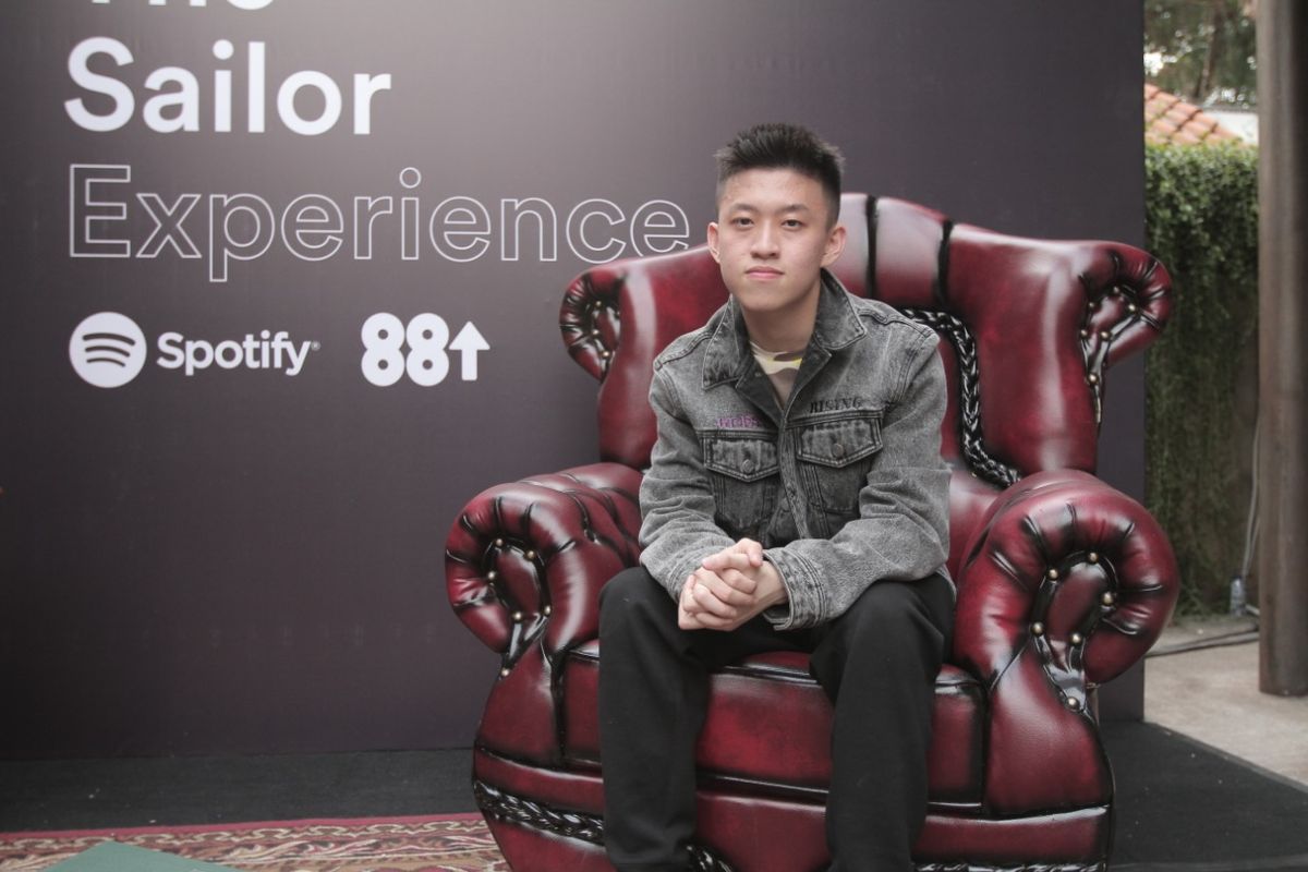 Rapper asal Indonesia, Rich Brian, berpose saat meluncurkan pemeran bertajuk The Sailor Experience yang dilangsung di Gudang Gambar, Cipete, Jakarta Selatan, Rabu (7/8/2019). Pameran untuk merayakan album kedua Brian, The Sailor, digelar selama tiga hari mulai 8 Agustus hingga 10 Agustus 2019.