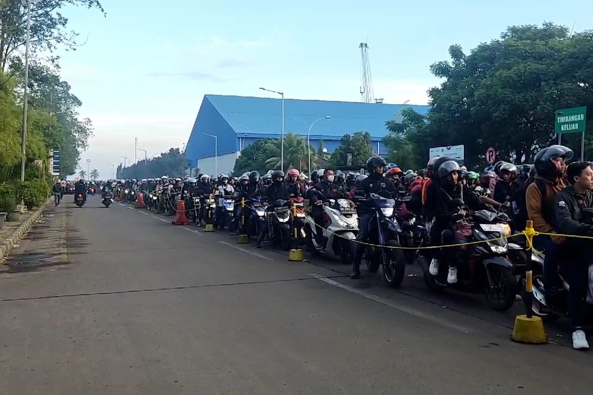 Pemudik motor memenuhi Pelabuhan Ciwandan Cilegon pada H-3 Lebaran 2024. Seluruh area tunggu disesaki motor yang akan dimasukan ke dalam kapal. Minggu