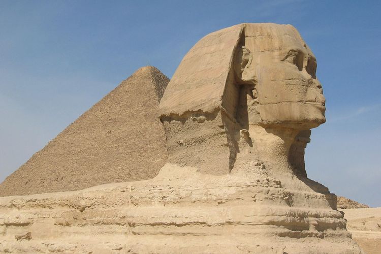 Para arkeolog menduga kamar kosong yang berada di bawah sphinx berisi harta karun atau perpusatakaan kuno Mesir.
