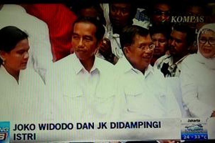 Calon Presiden dan Wakil Presiden dari PDI Perjuangan Joko Widodo dan Jusuf Kalla mengenakan kemeja putih lengan panjang dengan dua saku di Gedung Joang, Jakarta, Senin (19/5/2014).