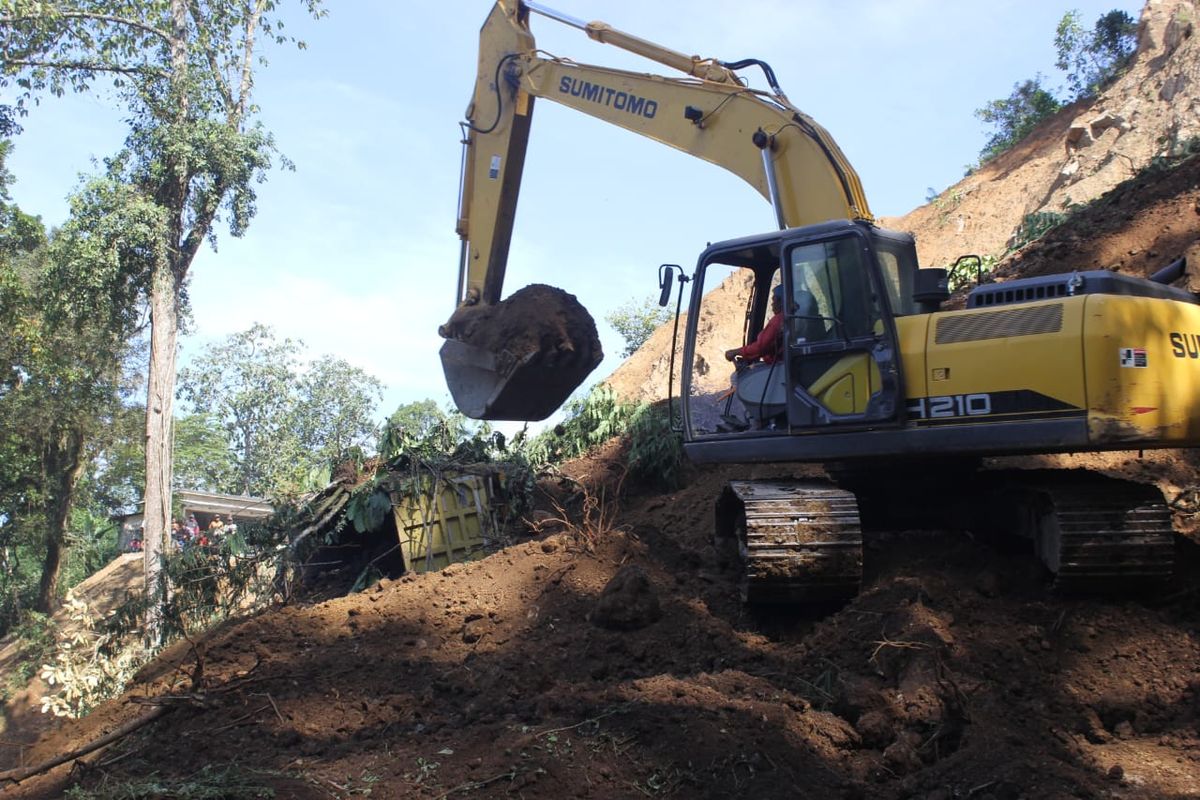 Proses pembersihan material longsor dari badan jalan di Jalur Piket Nol Lumajang, Sabtu (3/8/2024)