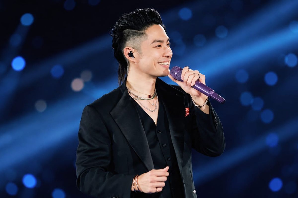 Van Ness Wu tampil mengenakan perhiasan dari Wanda House of Jewels. 