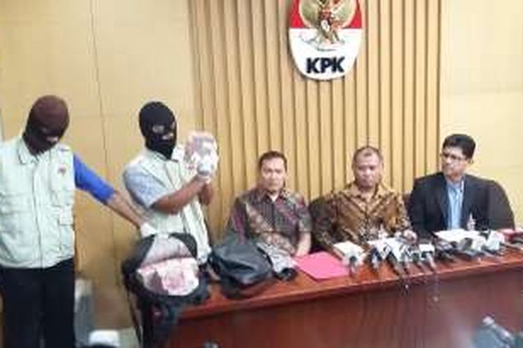 Pimpinan Komisi Pemberantasan Korupsi memberikan keterangan pers terkait operasi tangkap tangan di Gedung KPK, Jakarta, Jumat (1/4/2016).