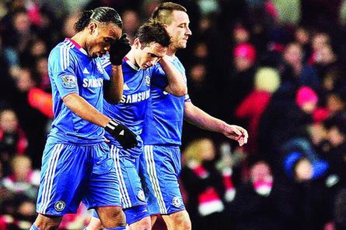 Tiga pemain Chelsea, Didier Drogba, Frank Lampard, dan John Terry, berjalan tanpa gairah keluar lapangan setelah menyerah 1-3 dari tuan rumah Arsenal pada lanjutan laga Liga Primer Inggris di Stadion Emirates, Senin (27/12) London, Inggris.
