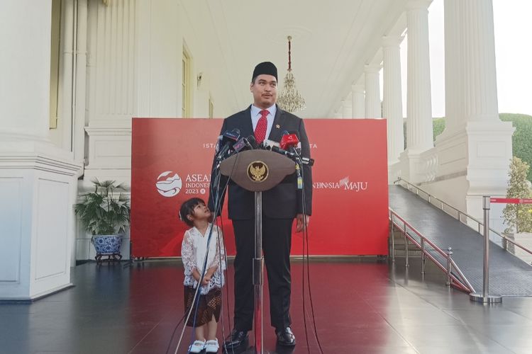 Menpora Dito Ariotedjo memberikan keterangan pers perdana ditemani putrinya, Sadia, usai dilantik di Istana Kepresidenan, Jakarta, Senin (3/4/2023).