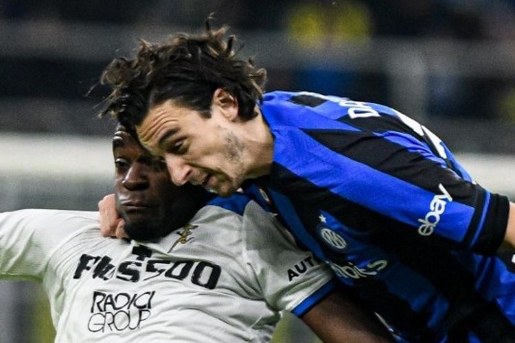 Bek Inter Milan Matteo Darmian (kanan) berduel dengan penyerang Atalanta Duvan Zapata (kiri) berduel dalam laga perempat final Coppa Italia 2022-2023. Laga Inter vs Atalanta berlangsung di Stadion Giuseppe Meazza, Milan, pada Rabu (1/2/2023) dini hari WIB.