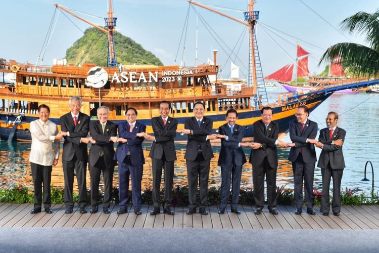 Presiden Joko Widodo berfoto bersama para kepala negara ASEAN dan yang mewakili melakukan sesi foto bersama sambil bergandengan tangan sebelum pembukaan KTT ke-42 ASEAN di Labuan Bajo, NTT, Rabu (10/5/2023).