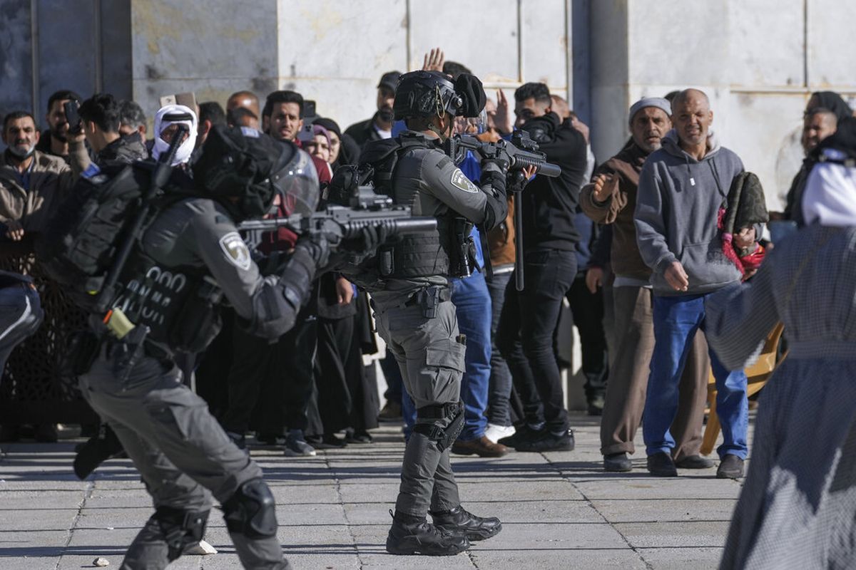 Pasukan keamanan Israel bersiaga saat bentrok dengan demonstran Palestina di kompleks Masjid Al Aqsa di Kota Tua Yerusalem, Jumat (15/4/2022). Pasukan keamanan Israel memasuki kompleks masjid Al-Aqsha di Yerusalem sebelum fajar pada Jumat ketika ribuan warga Palestina berkumpul untuk shalat.