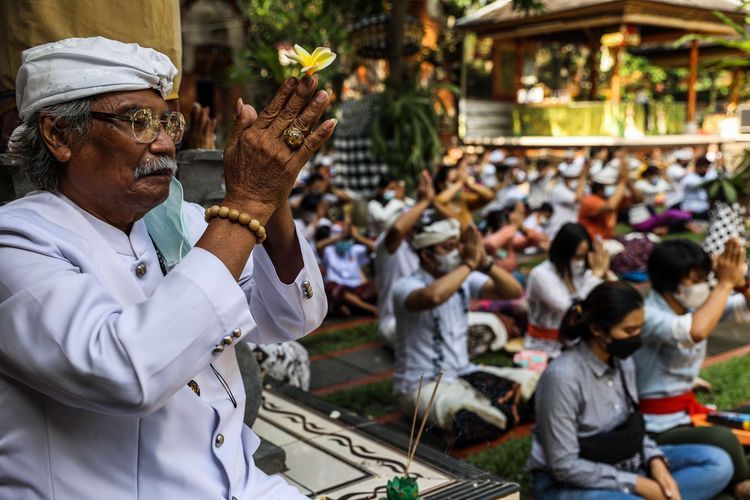 Umat Hindu bersembahyang saat Hari Raya Galungan di Pura Aditya Jaya, Rawamangun, Jakarta Timur, Rabu (14/4/2021).