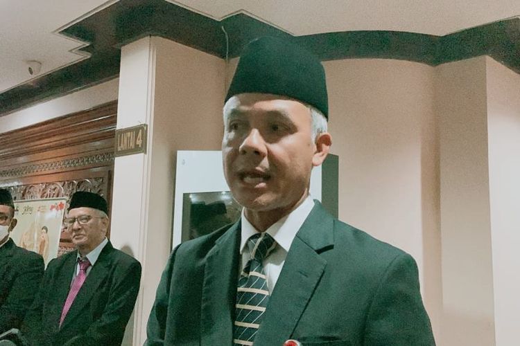 Gubernur Jateng Ganjar Pranowo menanggapi pertanyaan awak media usai rapat paripurna di Kantor DPRD Jateng, Jumat (30/12/2022).