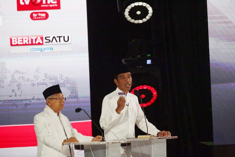 Calon presiden dan wakil presiden nomor urut 01, Joko Widodo (kanan) dan KH Maruf Amin saat mengikuti debat kelima Pilpres 2019 di Hotel Sultan, Jakarta, Sabtu (13/4/2019) malam. Debat terakhir itu mengangkat tema ekonomi dan kesejahteraan sosial, keuangan, investasi, serta industri.