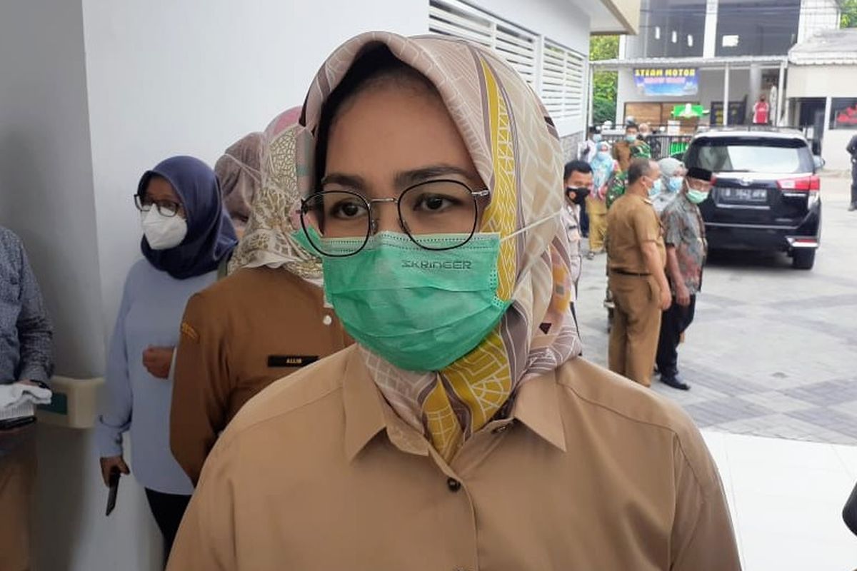 Wali Kota Tangerang Selatan Airin Rachmi Diany saat meninjau Puskesmas Ciater, Serpong, Tangerang Selatan, Senin (29/3/2021)
