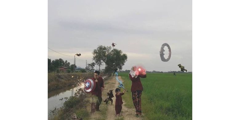 Foto unik sebuah keluarga di Malaysia saat Lebaran viral. Foto ini mengambil tema berbeda setiap tahunnya. Ini foto Lebaran 2018 dengan tema The Avengers.