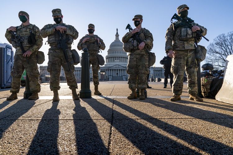 Foto pada 3 Maret 2021 memperlihatkan para anggota Garda Nasional dari Michigan bergabung dalam misi pengamanan di Gedung Capitol, Washington DC, Amerika Serikat, menyusul kerusuhan yang terjadi pada 6 Januari oleh massa pro-Trump.