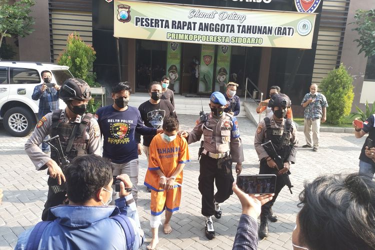 HE Pelaku Pembunuhan Dr dan DA saat digiring pihak Polisi' di Polresta Sidoarjo, Selasa (7/9/2021).