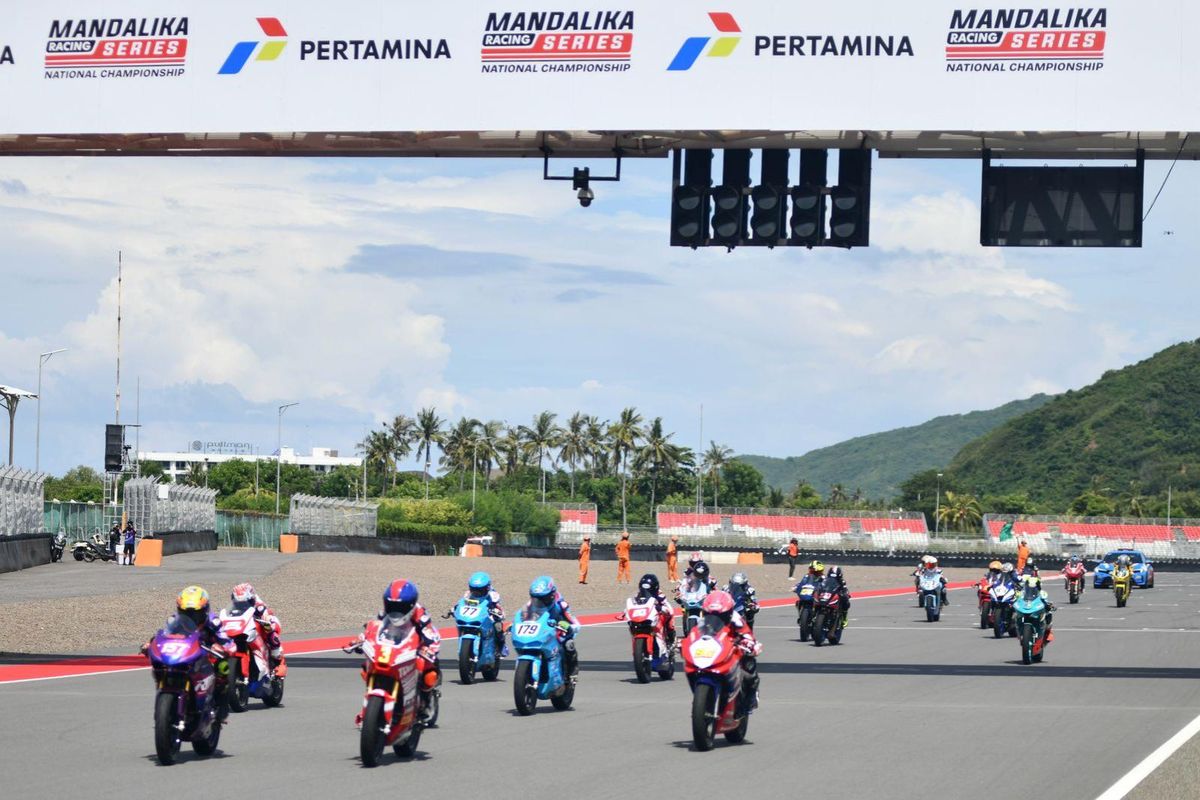 Sejumlah pembalap nasional 150 cc U-15 memacu kendaraan saat Race 2 pada ajang Kejuaraan National Sportbike ?Pertamina Mandalika Racing Series 2025? yang diselenggarakan di Pertamina Mandalika International Circuit, Lombok, Nusa Tenggara Barat pada Minggu (13/04/2025). Event ini diselenggarakan selama 3 hari pada tanggal 11-13 April 2025.
