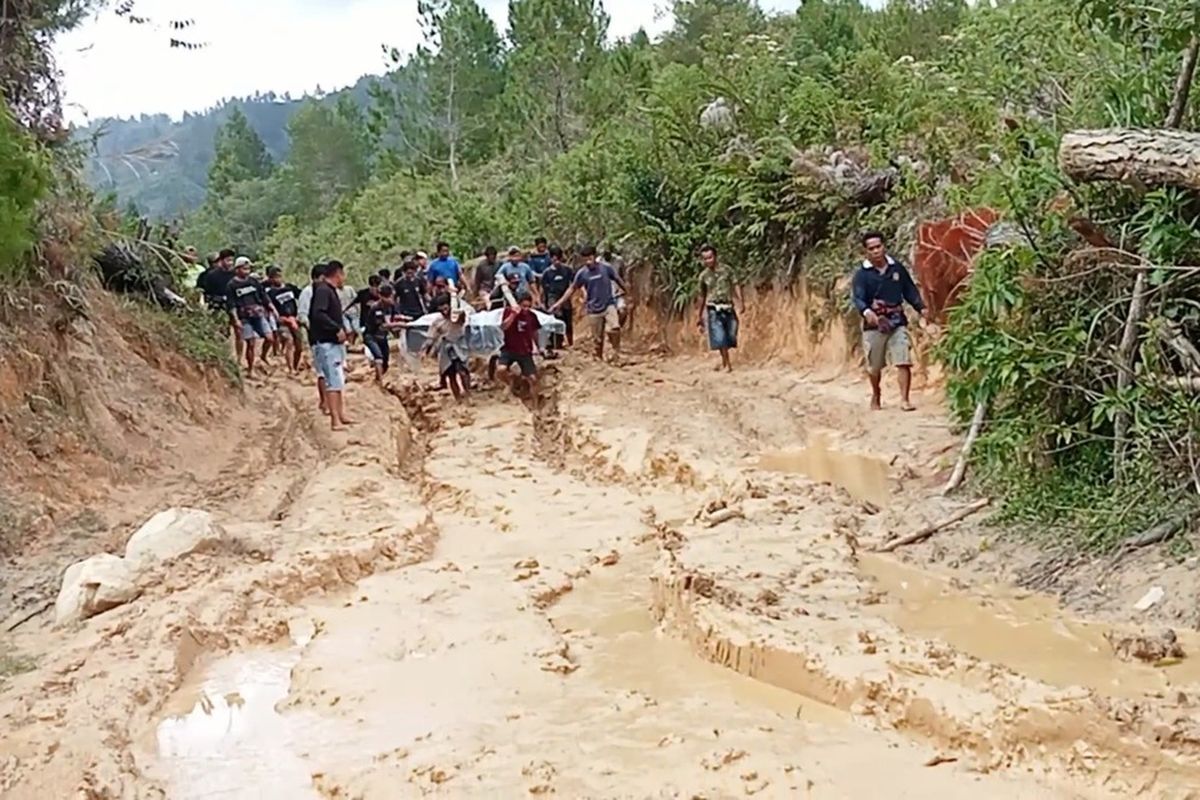Jalan Rusak Parah, Warga Mamasa Tandu Jenazah 20 Kilometer Menembus Lumpur  dan Buki