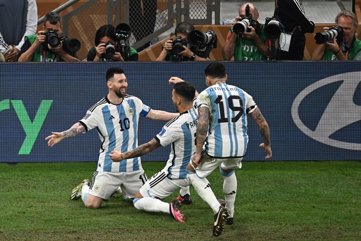 Lionel Messi berselebrasi dengan rekan setimnya dalam laga final Piala Dunia 2022 antara Argentina vs Perancis di Stadion Lusail, Doha, Qatar, 18 Desember 2022. Argentina menjadi juara Piala Dunia 2022 setelah mengalahkan Perancis 4-2 melalui babak adu penalti. (Photo by Jewel SAMAD / AFP)