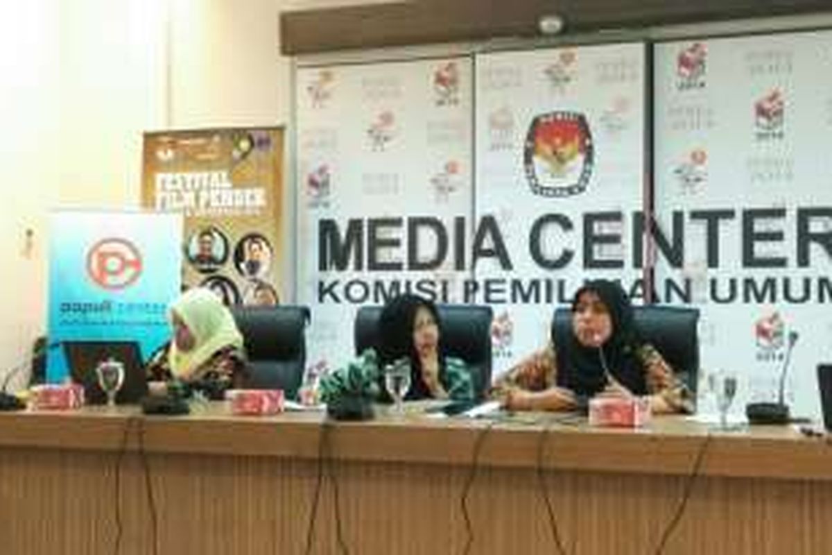 Ketua Bawaslu DKI Jakarta Mimah Susanti, Direktur Eksekutif Perludem Titi Anggraini, dan Komisioner KPU DKI Jakarta Betty Epsilon Idroos dalam sebuah diskusi di Kantor KPU RI, Menteng, Jakarta Pusat, Selasa (9/11/2016).