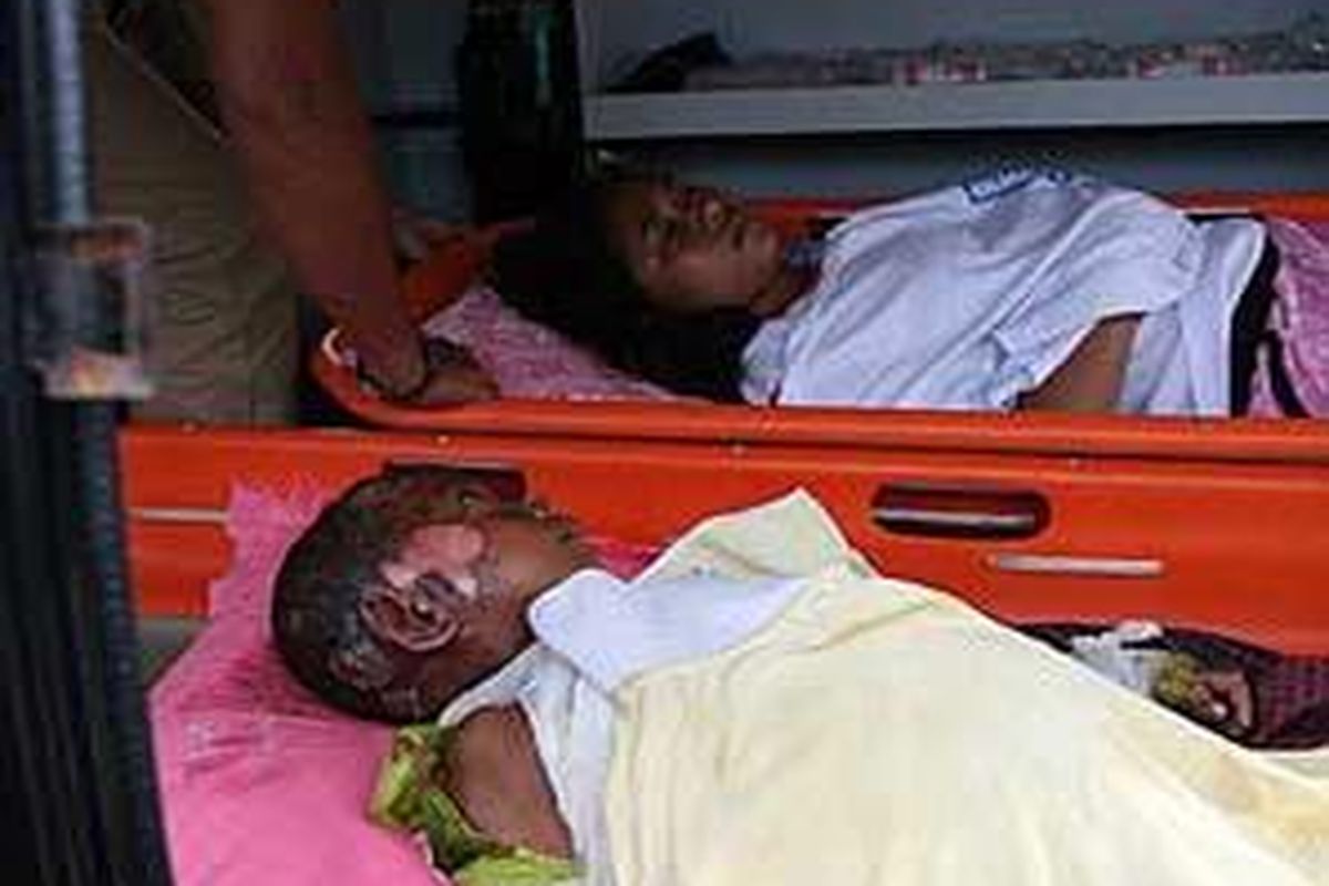 Korban kapal pengangkut pemudik lebaran yang terbakar dievakuasi ke Ambon, Maluku, Jumat (26/9). Kapal pelayaran rakyat itu terbakar di perairan Tanjung Alang, Pulau Ambon akibat ledakan dari kabin mesin sehingga menewaskan tujuh penumpang dan 35 penumpang lainya luka-luka.