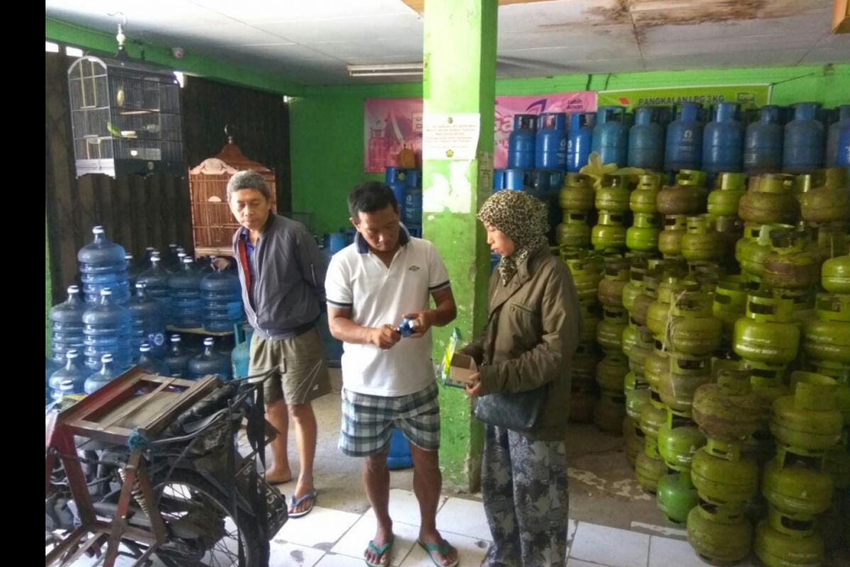 Seorang warga ingin membeli gas ukuran 3 kg di Depok, Jawa Barat, Rabu (6/12/2017).