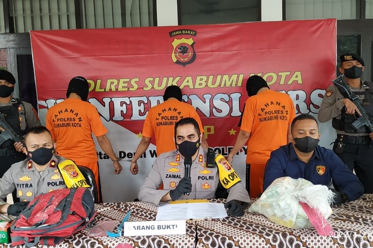 Kepala Polres Sukabumi Kota AKBP Sy Zainal Abidin (tengah) saat konperensi pers di Sukabumi, Jawa Barat, Kamis (21/4/2022).