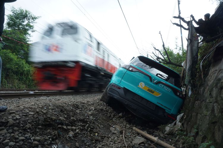 Taksi Green SM Alami Korsleting Sebelum Tertabrak KRL di Bekasi Timur
