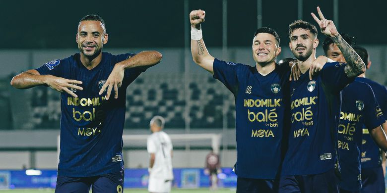 Dua pemain asing Persita Tangerang Tamirlan Kozubaev dan Pablo Ganet gagal bergabung dengan timnas masing-masing untuk bermain di FIFA Matchday karena situasi geo politik yang terjadi di Timur Tengah.