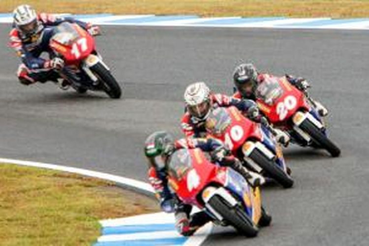 Pebalap binaan PT Astra Honda Motor (AHM) Gerry Salim memacu Honda NSF 250R di kancah balap internasional Asia Talent Cup (ATC) seri keempat di sirkuit Motegi, Jepang (10/10/2015).