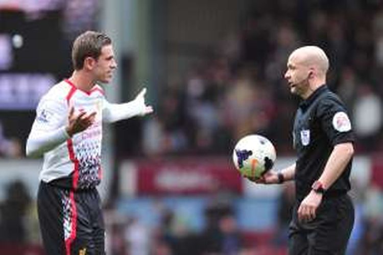 Jordan Henderson berbicara dengan wasit Anthony Taylor saat West Ham United melawan Liverpool pada partai Premier League di Upton Park, 6 April 2016.