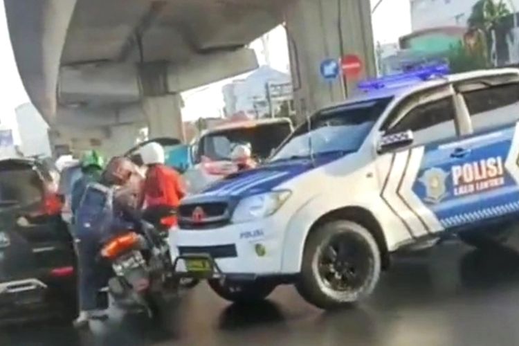 Detik-detik Mobil Patwal Polisi Menabrak Pengendara Sepeda Motor di Kota Makassar, Sulsel
