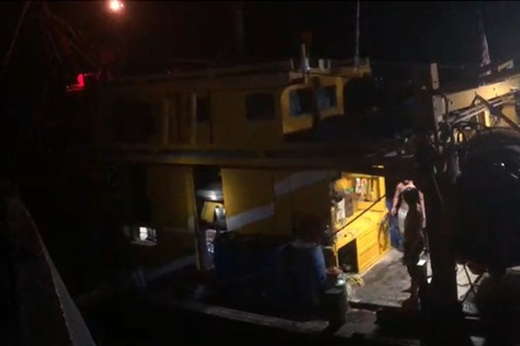 Kapal Ikan Asing (KIA) Berbendera malaysia yang tertangkap tangan melakukan pencurian ikan di Perairan Berakit, Bintan, Kepulauan Riau, Indonesia.
