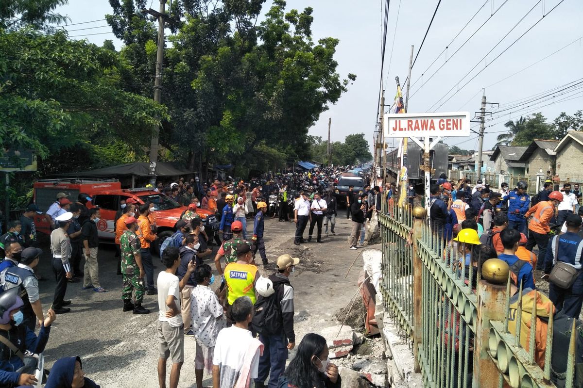 Sebuah mobil tertabrak KRL di perlintasan kereta antara Stasiun Depok dan Citayam, Rabu (20/4/2022).  Jalan Rawa Geni macet total akibata kejadian itu. 