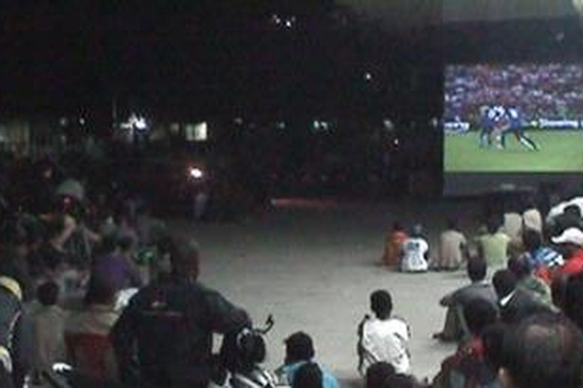 Suasana nonton bareng di Manokwari, Sabtu (9/6/2012) dinihari WIT. Warga rela berdiri di pinggir jalan untuk menyaksikan pertandingan di layar lebar.