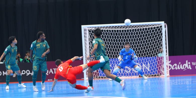 Ahmad Habiebie (2) menghadapi tembakan dalam laga perempat final Piala Asia Futsal 2026 Timnas Futsal Indonesia vs Vietnam di Indonesia Arena, Jakarta, 3 Februari 2026.