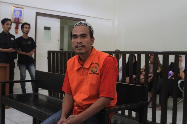 Akbar Al Farizi (34) tersangka otak pelaku pembunuhan serta perampokan Sofyan (44) yang merupakan sopir taksi online dituntut Jaksa Penuntut Umum (JPU) dengan hukuman mati, Kamis (16/1/2020).