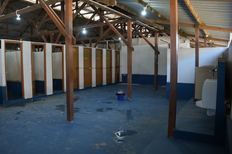 Kondisi toilet rest area IKN, Kalimantan Timur, pada Kamis (8/2/2024). Terdapat 5 urinoir dan 12 bilik namun yang dapat digunakan hanya beberapa dengan air berwarna kecoklatan.