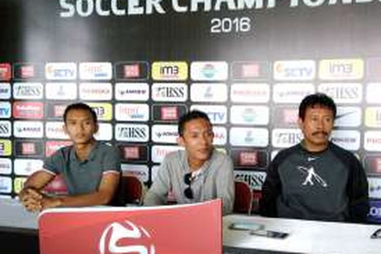 Pelatih Bhayangkara FC Ibnu Grahan (kanan), dalam sesi jumpa pers sebelum pertandingan, Jumat (11/11/2016).