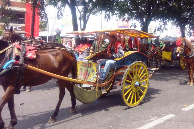 Kapolda Sumut Irjen Paulus Waterpauw bersama Pangdam I/BB Mayjen TNI Cucu Somantri meninjau pelaksanaan simulasi atau gladikotor kirab kereta kencana, Selasa (21/11/2017)