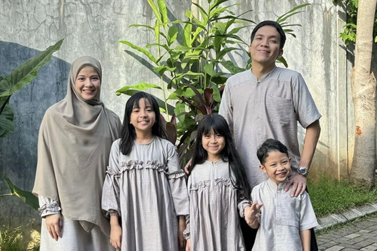 Desta kenakan baju Lebaran seragam dengan Natasha Rizky dan anak-anak mereka pada Rabu (10/4/2024). 