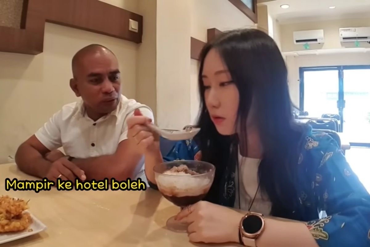 Cuplikan video Youtuber asal Korea Selatan bernama Jiah yang diajak main ke hotel oleh seorang pria saat membuat konten travelling. Diketahui pria tersebut merupakan Kepala Kantor UPB Sangia Nibandera Kolaka Asri Damuna.