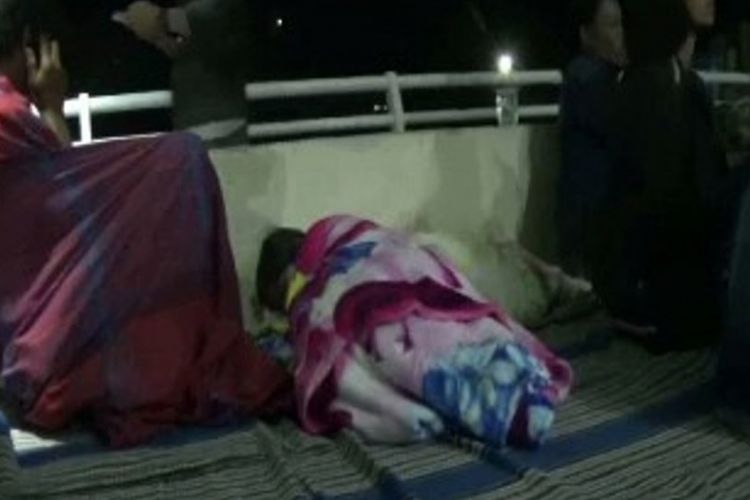 Pengungsi gempa terpaksa tidur seadanya di lapangan bola kota Mamasa Sulawesi Barat, Selasa (6/11/2018)